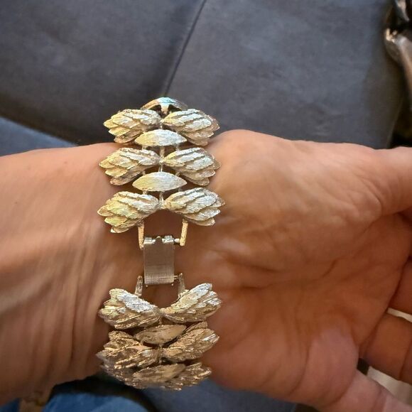Vintage Coro Pegasus Silver Tone Bracelet with Leaf Motif Design. - Picture 2 of 6